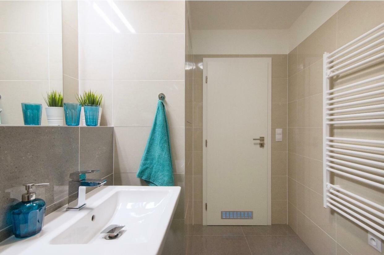 Free Parking In Garage Karolina Plazza, New Cosy Studio With All You Need Prag Exterior foto