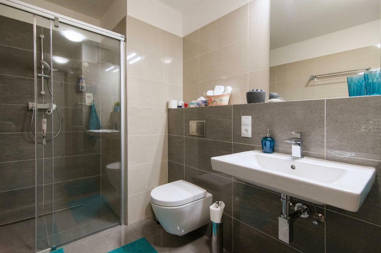 Free Parking In Garage Karolina Plazza, New Cosy Studio With All You Need Prag Exterior foto