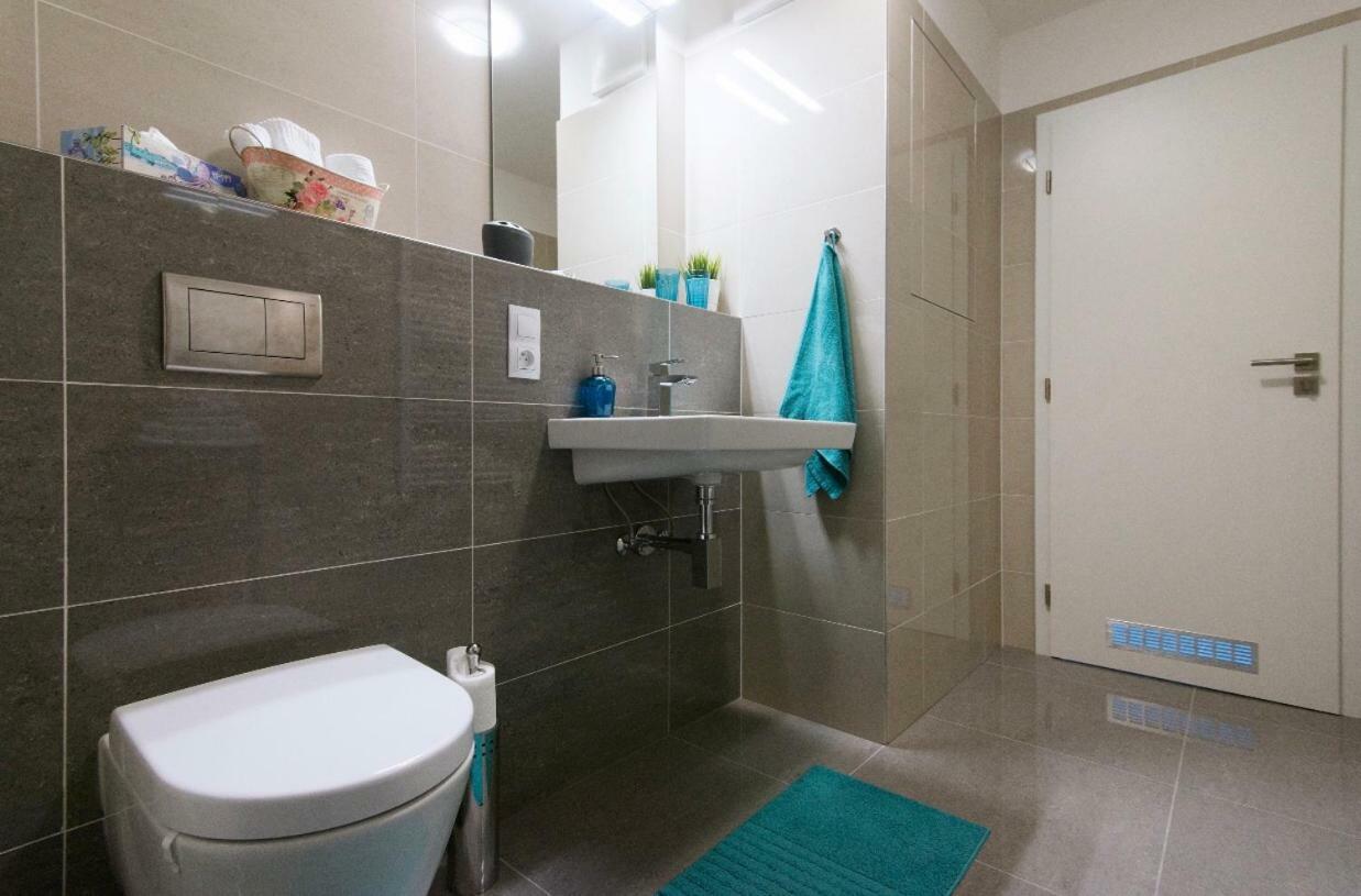 Free Parking In Garage Karolina Plazza, New Cosy Studio With All You Need Prag Exterior foto